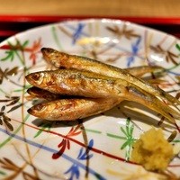 室町 和久傳 - 大ぶりのモロコ、炭でふっくらと焼き上げる。器もさすが。