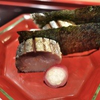 室町 和久傳 - 見た目は普通だが、味は驚異のおいしさ。脂の乗った鯖を炙って、まだ温かいところで鯖寿司に。炙りの香りとふっくらとした締め具合が絶妙。