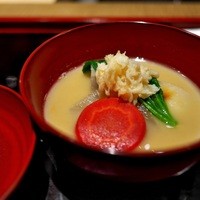 室町 和久傳 - 一月はどこも白味噌仕立てですが、ここは丸餅入りで正月らしく。