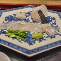 室町 和久傳 - 奥にクエ、手前にヒラメのお造り。