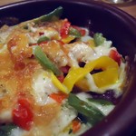 立ち呑み 魚平 - 彩り野菜のチーズ焼接写。