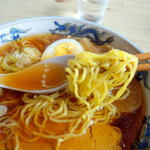 そば処まるひで - 正油ラーメン　箸上げ