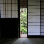 瓢亭 - くずやから障子を開けて庭を覗く