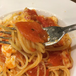 トラットリア ダ コヴィーノ - モッツァレラチーズとトマトのスパゲティ