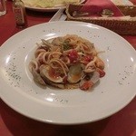イタリア料理 グランカッロ - アサリ、海老、イカのトマト風味　プカニエーレ風