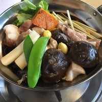 いせ源 - 人生初のあんこう鍋！
                あんこう鍋の具は水菜、しいたけ、銀杏、豆腐、さやえんどうなどであんこうは肝、皮、えら、だい身などいろんな部位がたっぷりと入っていてとっても豪華！！