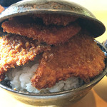 とんかつ政ちゃん - 特製かつ丼は蓋が閉まらない