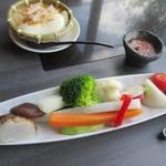 飛騨牛一頭家 馬喰一代 - 自家製ざる豆腐・スティックサラダ
      H27.12月