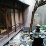 Shichijou Kanshundou - 厠の前の廊下から見た坪庭