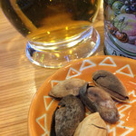 ガラクタ カフェアンドバー - 塩気と香ばしさがビールを進めます