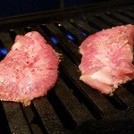 一切れ焼肉 一穂 - タン焼きます