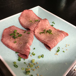 和牛の紀楽 - 佐賀牛A5ランク塩タン
      提供時は6枚ありました〜