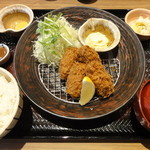 大戸屋 - 広島産カキフライ（4個盛）定食　962円　冬はやっぱりカキフライ。