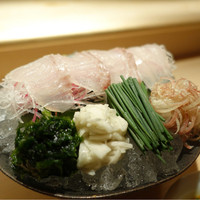 麻布 かどわき - ヒラメ刺身、肝と塩のタレ2種