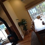 ポタージュ - 薪ストーブとテーブル席のあったかい風景