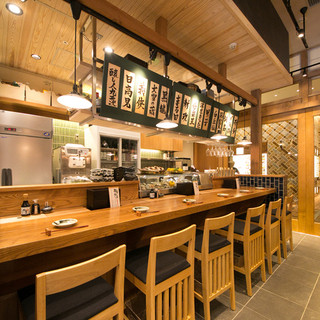 キッチンスタッフとお話しながらお食事を楽しめるカウンター席