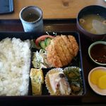 日替わり定食　７００円　(本日のメインはトンカツ)