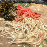 博多とんこつ 天神旗 - 替え玉投入後は、辛子高菜と紅生姜とすりごまで2杯目いただきます！(*^o^*)