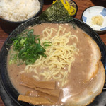 博多とんこつ 天神旗 - 「極老とんこつ にんにくトッピング ごはんセット」いつものオーダーd(^_^o)