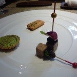月夕堂 - 2016.1アミューズ…かんざしに挿した黒豆とレバーパテ、セロリのフィナンシェ、小さなほうれんのタルト