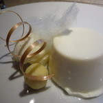 月夕堂 - 2016.1本日のデセール…ブランマンジェにレモングラスのシャーベット、安納芋のお団子、レモンのわたあめ(!）飴のリボン(!!）