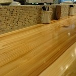 自家製麺 うろた - 一枚板のカウンター。