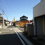 和田屋 - オレンジのコンテナの前が駐車場です