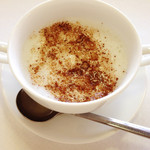 レストラン カズマルヤマ - 〈スープ〉ごぼうのポタージュ
            (表面にはミルクを泡立てたものと、ビターチョコレートの粉末)