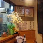 一番鳥 - カウンター奥には色紙が。