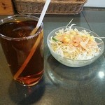 インド料理 ラクスミ - ウーロン茶とサラダ