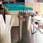 奥のクーラーボックスに氷が入ったグラスが入ってます。