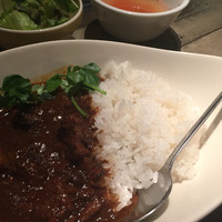 代官山焼肉 kintan - ハーフ＆ハーフセットのkintanカリー。ハーフといいつつこの量…