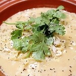 蓮香 - ・塩漬けしたアヒルの卵を乳化させて潰して練ったカルボナーラのような麺
      →中華風カルボナーラのような・・・という説明そのままでした。一番気に入りました。スープもとっても美味しい