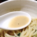 蓮香 - ・塩漬けしたアヒルの卵を乳化させて潰して練ったカルボナーラのような麺
      →中華風カルボナーラのような・・・という説明そのままでした。一番気に入りました。スープもとっても美味しい