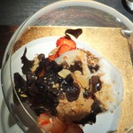 エクアトゥール - （2016.1) 中は、アールグレイのアイス、黒トリュフ