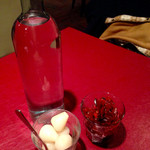 紅花別館 - お水とらっきょうと福神漬け