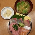 魚の旨い店 - 三色丼＠730円
