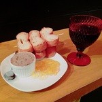 焼鳥どん - 白レバーのパテ380円と赤ワイン(モーンスーン)330円。最高の組合せ！