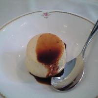 エルルカン・ビス - 白胡麻のブラジルプリン黒蜜がけ（ランチ）