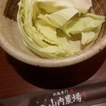 山内農場 新橋レンガ通り店 - お通しがキャベツ