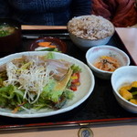 おやさい健究所 - 蒸し豚サラダの味噌ソースかけランチ。５４０円ですよ！（驚）