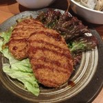 亭久五 - 名物のメンチ