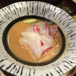 築地寿司清 - 鯛の切り身は、胡麻ダレが効きそのままでも美味！