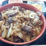 もみじ亭 - カルビ丼。自家製のコチュジャンを付けると美味しさアップ