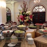 Hotel Continental Saigon - メインダイニングに設置されしいるブッフェコーナー