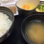 吉野家 - 納豆定食。休日出勤ちきしょー！