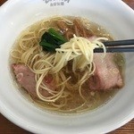 自家製麺 公園前 - 麺は自家製麺なのだろう中細のストレート麺！