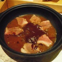 江戸前肉割烹 宮下 - 赤みそで煮ます。