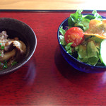 Wada Iningu Yasukichi - ランチサラダと牛すじの煮込み