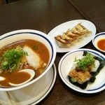 Ramen Ra No Kura - サービスセット950円 ラーメン チャーシューおにぎり2個 特製餃子5個